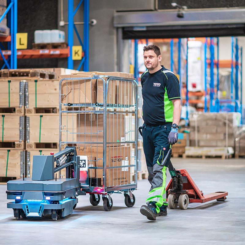 Autonomous Mobile Robots con carrello nel magazzino
